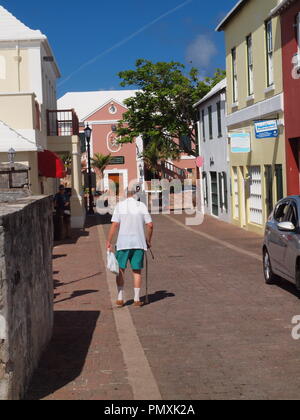 Sur l'homme de cannes dans belle ville de Bermudes St Georges. Banque D'Images