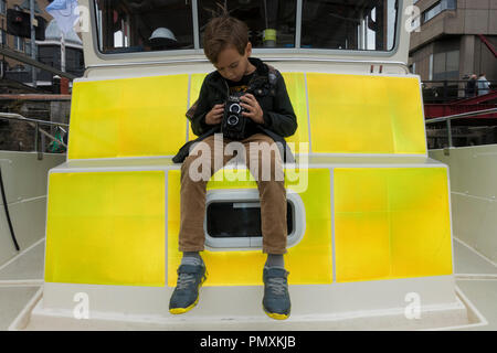 Garçon avec caméra Banque D'Images