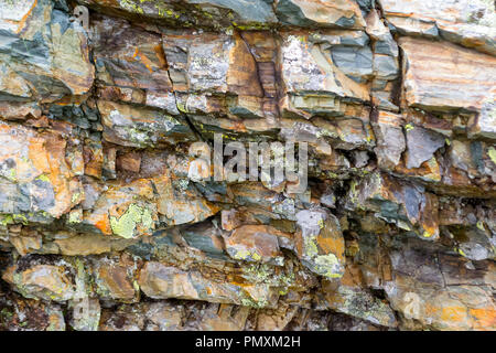 Arrière-plan d'un brun gris pierre sur le rocher de la montagne découvert lors de fouilles archéologiques comme un monument à des millions d'années de la fo Banque D'Images