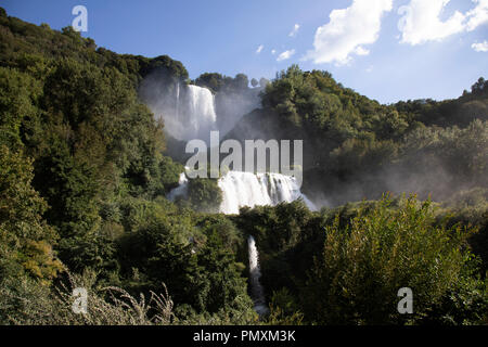 Marmore en Ombrie, Italie. La Cascata delle Marmore, ou de Marmore, est une chute d'eau créée par les anciens Romains. Sa hauteur totale est de 165 m, ce qui en fait la plus haute chute d'eau par l'homme dans le monde. Sa source est une partie des eaux de la rivière Velino, s'écoule à travers le lac de Piediluco, à proximité de la collectivité de Marmore. Son débit est activé et désactivé en fonction d'un calendrier publié, pour satisfaire les besoins des touristes et de l'entreprise. Essayez les touristes d'être là au moment où les portes sont ouvertes pour voir la puissante vague d'eau. Banque D'Images