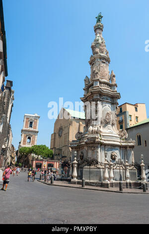 NAPLES, ITALIE, le 1 août, 2018 - Obélisque Guglia de la Vierge Immaculée sur Piazza Gesù Nuovo à Naples (Napoli), Italie. Banque D'Images