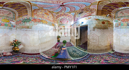 Vue panoramique à 360° de Belle décoration de la salle de méditation dans la région de Shah Nematollah Vali Shrine - Mahan - Iran