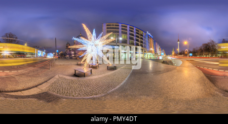 Vue panoramique à 360° de Karl Liebknecht straße à Noël. Berlin