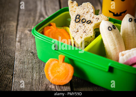 Style Halloween School lunch box - sandwich fantôme citrouille, carottes, bananes, jus Banque D'Images