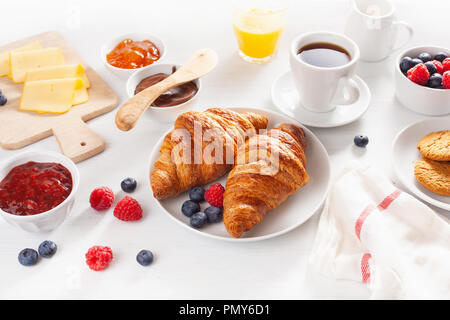 Petit déjeuner avec croissant, confiture, pâte à tartiner au chocolat et café Banque D'Images