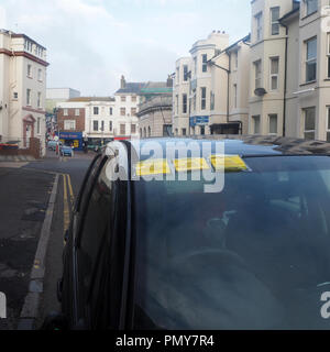 3 tickets de parking sur un guichet de voiture. Banque D'Images