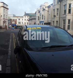 3 tickets de parking sur un guichet de voiture. Banque D'Images