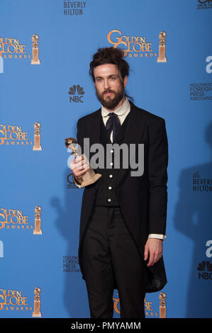 Après avoir remporté la catégorie de la MEILLEURE BANDE ORIGINALE - MOTION PICTURE pour "tout est perdu", Alex Ebert pose avec le prix en coulisses dans la salle de presse annuelle à la 71e Golden Globe Awards au Beverly Hilton de Los Angeles, CA le dimanche, Janvier 12, 2014. Référence #  32222 Fichier 348CCR pour un usage éditorial uniquement - Tous droits réservés Banque D'Images