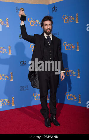 Après avoir remporté la catégorie de la MEILLEURE BANDE ORIGINALE - MOTION PICTURE pour "tout est perdu", Alex Ebert pose avec le prix en coulisses dans la salle de presse annuelle à la 71e Golden Globe Awards au Beverly Hilton de Los Angeles, CA le dimanche, Janvier 12, 2014. Référence #  32222 Fichier 366CCR pour un usage éditorial uniquement - Tous droits réservés Banque D'Images