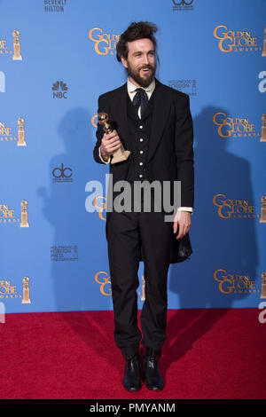 Après avoir remporté la catégorie de la MEILLEURE BANDE ORIGINALE - MOTION PICTURE pour "tout est perdu", Alex Ebert pose avec le prix en coulisses dans la salle de presse annuelle à la 71e Golden Globe Awards au Beverly Hilton de Los Angeles, CA le dimanche, Janvier 12, 2014. Référence #  32222 Fichier 367CCR pour un usage éditorial uniquement - Tous droits réservés Banque D'Images