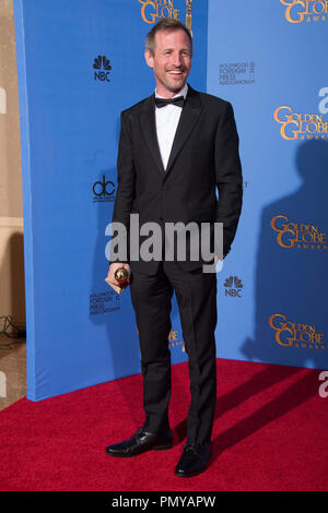 Après avoir remporté la catégorie du meilleur scénario - MOTION PICTURE pour "son", Spike Jonze pose des coulisses de la salle de presse avec le Golden Globe Award annuel à la 71e Golden Globe Awards au Beverly Hilton de Los Angeles, CA le dimanche, Janvier 12, 2014. Référence #  32222 Fichier 391CCR pour un usage éditorial uniquement - Tous droits réservés Banque D'Images