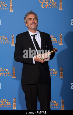 Après avoir remporté la catégorie du Meilleur réalisateur - MOTION PICTURE pour "gravity", directeur Alfonso Cuarón pose des coulisses de la salle de presse avec son Golden Globe Award annuel à la 71e Golden Globe Awards au Beverly Hilton de Los Angeles, CA le dimanche, Janvier 12, 2014. Référence #  32222 Fichier 427CCR pour un usage éditorial uniquement - Tous droits réservés Banque D'Images