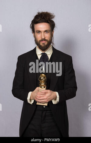 Après avoir remporté la catégorie de la MEILLEURE BANDE ORIGINALE - MOTION PICTURE pour "tout est perdu", Alex Ebert pose avec le prix en coulisses dans la salle de presse annuelle à la 71e Golden Globe Awards au Beverly Hilton de Los Angeles, CA le dimanche, Janvier 12, 2014. Référence #  32222 Fichier 478CCR pour un usage éditorial uniquement - Tous droits réservés Banque D'Images