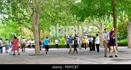 Danses de salon que l'exercice physique dans le parc Liangmaqiao Road 40, Beijing, Chine Banque D'Images