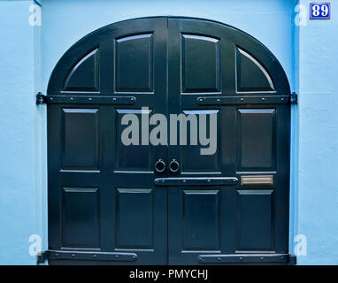 Portes noir bleu contre faire une déclaration d'architecture à l'entrée d'un arc-en-ligne accueil historique, le 5 avril 2015, à Charleston, Caroline du Sud. Banque D'Images