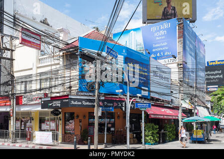 Plusieurs câbles d'électricité suspendues au-dessus de la rue à Bangkok, Thaïlande