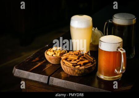 Sélection de différents types de bières et de collations salées s en pub Banque D'Images