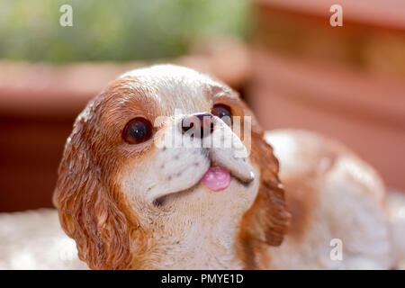 Ornement de jardin d'un cavalier king charles chien chiot Banque D'Images