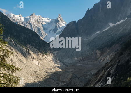 La Mer de Glace est le plus grand glacier de France, 7km de long et 200m de profondeur et est l'une des plus grandes attractions touristiques dans la vallée de Chamonix. Banque D'Images