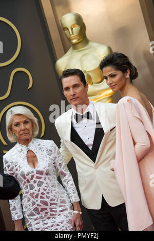 Oscar® nommé Matthew McConaughey arrive avec son épouse, Camila Alves (à droite), et maman, Mary Kathlene McCabe (à gauche), pour l'ABC de la télédiffusion en direct 86e Oscars® au Théâtre Dolby®, le 2 mars 2014 à Hollywood, CA. Référence de fichier #  32268 078 pour un usage éditorial uniquement - Tous droits réservés Banque D'Images