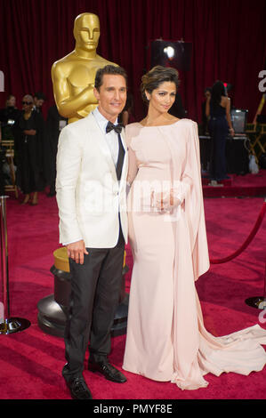 Oscar®-acteur nommé Matthew McConaughey et Camila Alves arrive pour la diffusion de l'ABC en direct 86e Oscars® au Théâtre Dolby®, le 2 mars 2014 à Hollywood, CA. Référence de fichier #  32268 198 pour un usage éditorial uniquement - Tous droits réservés Banque D'Images