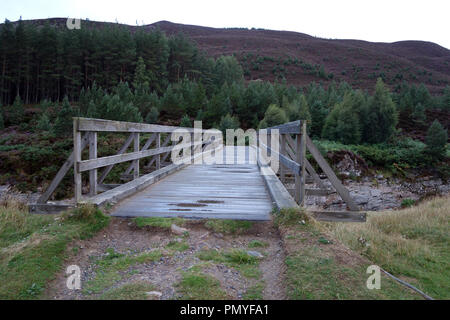 Le dernier pont sur la rivière Feshie à la montagne écossaise Corbetts Carn Dearg Mor & Leathad Taobhain dans Glen Feshie un, Parc National de Cairngorms. Banque D'Images