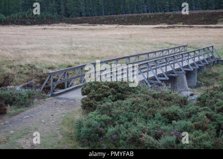 Le dernier pont sur la rivière Feshie à la montagne écossaise Corbetts Carn Dearg Mor & Leathad Taobhain dans Glen Feshie un, Parc National de Cairngorms. Banque D'Images