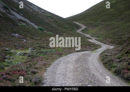 La piste en Slolhd Mor à côté de Lochan un t-Sluic sur la Route de la montagne écossaise Corbetts Carn Dearg Mor & Leathad Taobhain Feshie Glen, un. Banque D'Images