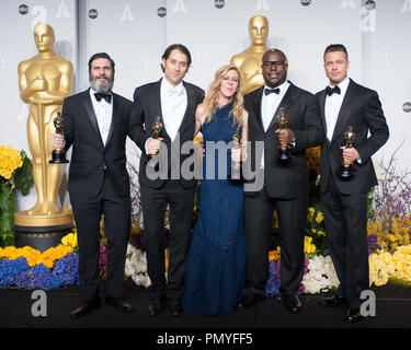 Après avoir remporté la catégorie Meilleur film de l'année pour "12 Years a slave" Anthony Katagas producteurs, Jeremy Kleiner, Dede Gardner, Steve McQueen, et Brad Pitt posent avec leur backstage Oscars® pour la presse. Les Oscars® sont présentés en direct sur ABC à partir de la technologie Dolby® Theatre à Hollywood, CA, dimanche 2 mars 2014. Référence de fichier #  32268 341 pour un usage éditorial uniquement - Tous droits réservés Banque D'Images