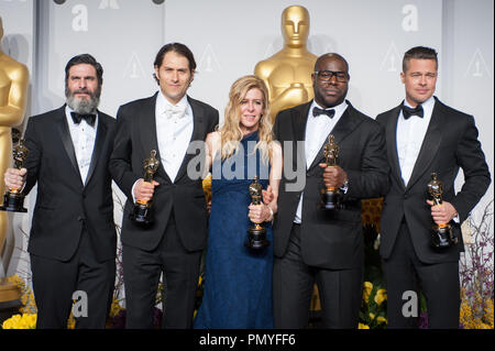 Après avoir remporté la catégorie Meilleur film de l'année pour "12 Years a slave" Anthony Katagas producteurs, Jeremy Kleiner, Dede Gardner, Steve McQueen, et Brad Pitt posent avec leur backstage Oscars® pour la presse. Les Oscars® sont présentés en direct sur ABC à partir de la technologie Dolby® Theatre à Hollywood, CA, dimanche 2 mars 2014. Référence de fichier #  32268 342 pour un usage éditorial uniquement - Tous droits réservés Banque D'Images