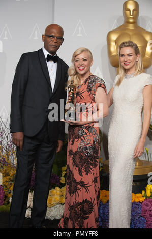 Après avoir remporté l'Oscar® dans la catégorie des réalisations dans la conception de costumes pour travailler sur "The Great Gatsby", Catherine Martin pose fièrement avec son Oscar® pour la presse avec les présentateurs Samuel L. Jackson et Naomi Watts. Les Oscars® sont présentés en direct sur ABC à partir de la technologie Dolby® Theatre à Hollywood, CA, dimanche 2 mars 2014. Référence de fichier #  32268 343 pour un usage éditorial uniquement - Tous droits réservés Banque D'Images