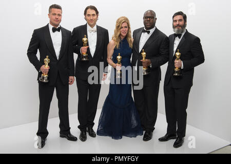 Après avoir remporté la catégorie Meilleur film de l'année pour "12 Years a Slave", les producteurs Brad Pitt Jeremy Kleiner, Dede Gardner, Steve McQueen et Anthony Katagas backstage posent pendant la diffusion de l'ABC en direct des Oscars® à partir de la technologie Dolby® Theatre à Hollywood, CA, dimanche 2 mars, 2014. Référence de fichier #  32268 379 pour un usage éditorial uniquement - Tous droits réservés Banque D'Images