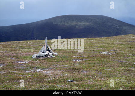 La montagne écossaise Corbett Carn Dearg Mor depuis le sommet d'un Uillt Chreagaich Meall dans Glen Feshie, Parc National de Cairngorms, Highlands écossais Banque D'Images