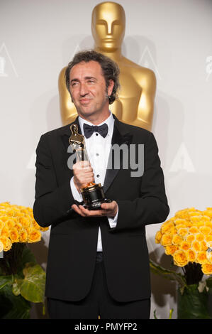 Après avoir remporté la catégorie du meilleur film en langue étrangère de l'année pour travailler sur "la grande beauté," l'Italie, directeur Paolo Sorrentino pose avec son Oscar® pour la presse. Les Oscars® sont présentés en direct sur ABC à partir de la technologie Dolby® Theatre à Hollywood, CA, dimanche 2 mars 2014. Référence de fichier #  32268 480 pour un usage éditorial uniquement - Tous droits réservés Banque D'Images