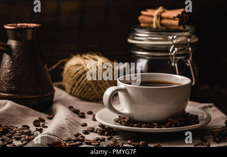 Tasse de café avec diverses igredients, les haricots et l'équipement de cuisine Banque D'Images