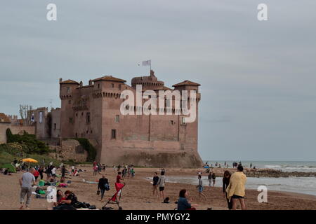 Château médiéval de Santa Severa perché sur la mer avec les touristes Banque D'Images