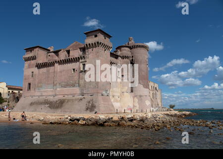 Château médiéval de Santa Severa perché sur la mer Banque D'Images