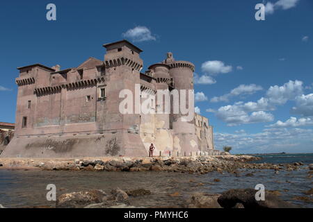 Château médiéval de Santa Severa perché sur la mer Banque D'Images