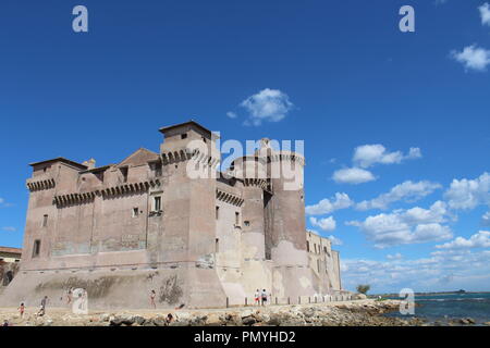 Château médiéval de Santa Severa perché sur la mer Banque D'Images