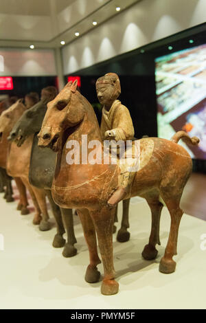 Liverpool William Brown Street World Museum Le Premier Empereur de Chine et les guerriers de terre cuite Exposition petits soldats à cheval Banque D'Images