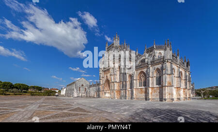 Batalha, Portugal. Monastère de Batalha aka l'abbaye de Santa Maria da Vitoria. Façade avec portail en style gothique et de style manuélin aka Manuelino Banque D'Images