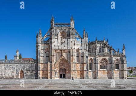 Batalha, Portugal. Monastère de Batalha aka l'abbaye de Santa Maria da Vitoria. Façade avec portail en style gothique et de style manuélin aka Manuelino Banque D'Images