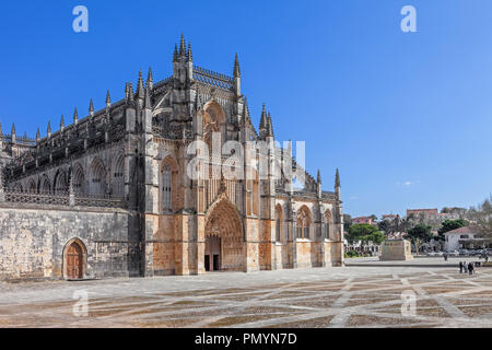 Batalha, Portugal. Monastère de Batalha aka l'abbaye de Santa Maria da Vitoria. Façade avec portail en style gothique et de style manuélin aka Manuelino Banque D'Images