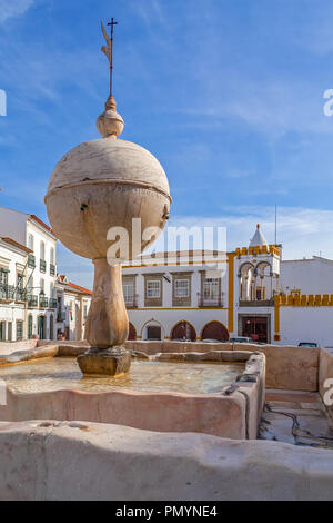 Evora, Portugal - 1 décembre 2017 : Portas de Moura Square fontaine gothique avec le balcon gothique de Casa Cordovil Maison vue sur l'arrière Banque D'Images