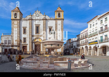 Evora, Portugal - 1 décembre 2017 : église Santo Antao et le 15e siècle Fonte Henriquina Fontaine dans la place Giraldo. L'architecture de la Renaissance. Banque D'Images