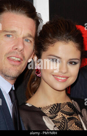 Selena Gomez et Ethan Hawke à la première de Warner Bros Pictures' 'Getaway'. Arrivants tenue au Regency Village Theatre de Westwood, CA, le 26 août 2013. Photo par Joe Martinez / PictureLux Banque D'Images