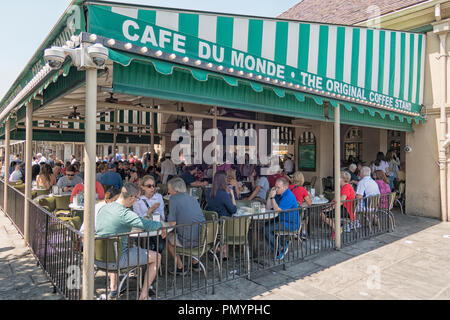 Café bondé du monde où ils vendent leurs fameux beignets à la Nouvelle Orléans, Louisiane, USA, Banque D'Images