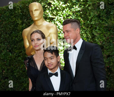 Prix humanitaire Jean Hersholt Angelina Jolie (à gauche), fils Maddox Jolie-Pitt (centre) et l'acteur Brad Pitt assister à la 5e édition de gouverneurs prix lors de la Ray Dolby Ballroom au Hollywood & Highland Center® à Hollywood, CA, le samedi 16 novembre, 2013. Référence de fichier #  32184 021 pour un usage éditorial uniquement - Tous droits réservés Banque D'Images