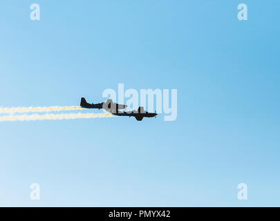 Silhouette de deux des avions volant en laissant une traînée de fumée derrière. Acrobaties aériennes des avions. Un espace réservé au texte Banque D'Images