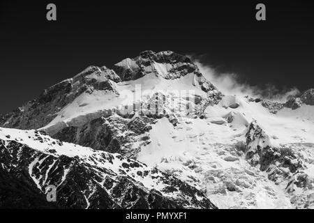 Voir l'établissement spindrift de sur la crête du sommet du mont Sefton, Mount Cook National Park, l'Aoraki/Nouvelle-Zélande. Image Monochrome Banque D'Images